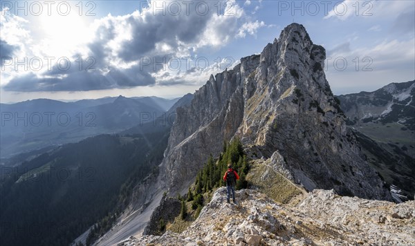 Climbers on the ridge between Rote Flueh and Schartschrofen