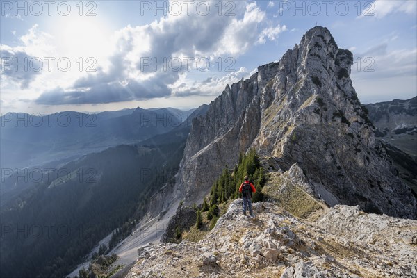 Climbers on the ridge between Rote Flueh and Schartschrofen