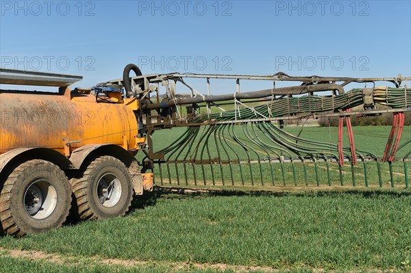 Slurry tanker brings slurry to a field