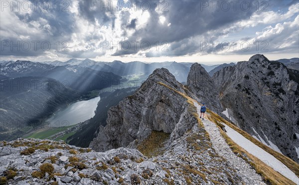 Mountaineer on the ridge between Rote Flueh and Schartschrofen