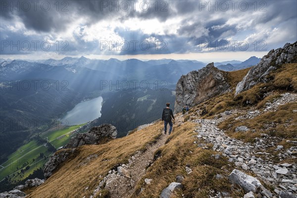 Mountaineer on the ridge between Rote Flueh and Schartschrofen