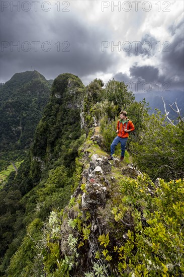 Hikers on the ridge of Pico do Alto