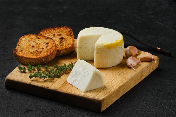 Small goat cheese head and garlic toasted bread