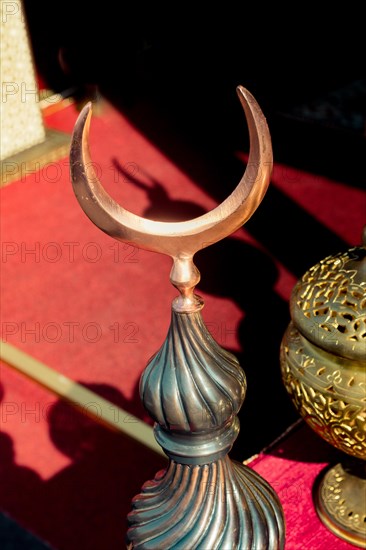 Metal islamic crescent moon icon