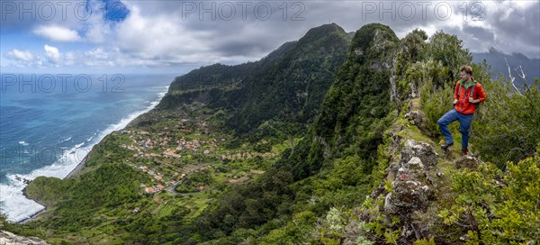 Hikers on the ridge of Pico do Alto