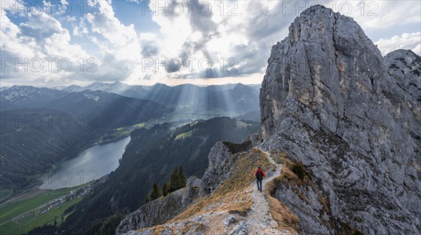 Mountaineer on the ridge between Rote Flueh and Schartschrofen