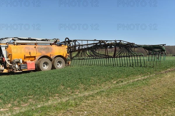 Slurry tanker brings slurry to a field