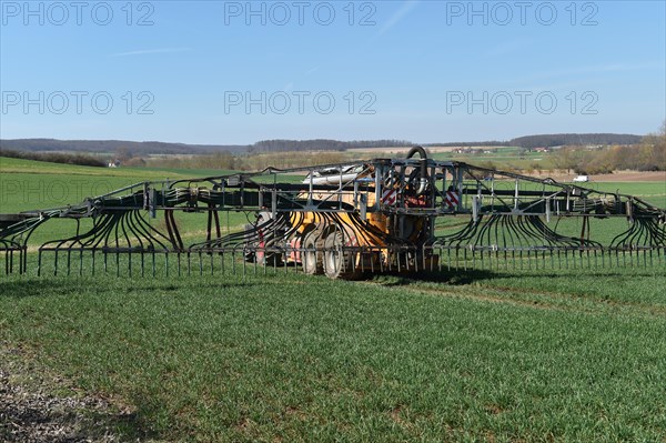 Slurry tanker brings slurry to the field