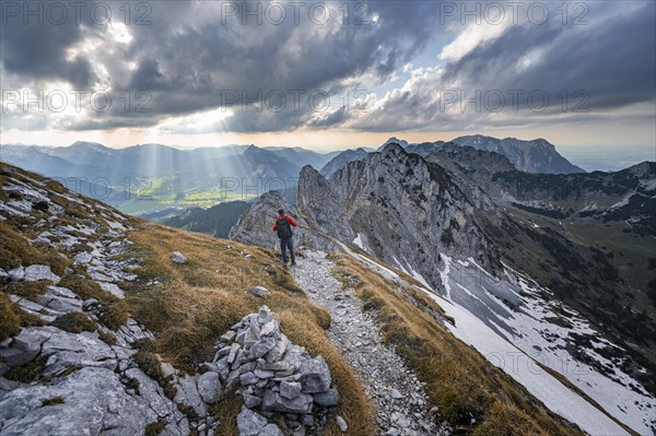 Mountaineer on the ridge between Rote Flueh and Schartschrofen