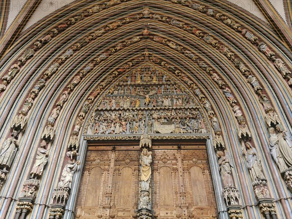 Tympanum and Trumeau Madonna in the portal vestibule with dove grille