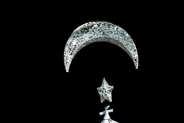 Metal islamic crescent moon icon