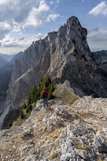 Climbers on the ridge between Rote Flueh and Schartschrofen