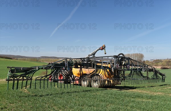 Slurry tanker brings slurry to a field