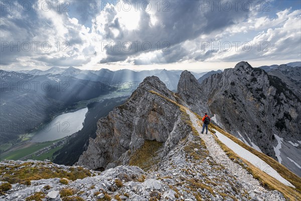 Mountaineer on the ridge between Rote Flueh and Schartschrofen