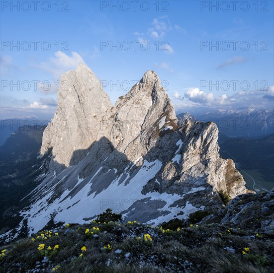 Rocky peaks Rote Flueh and Gimpel in the evening light