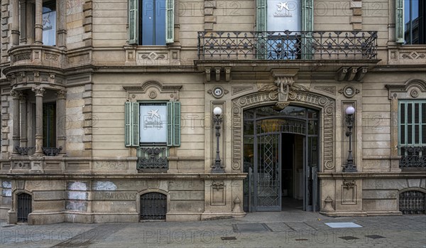 Houses and shops on the boulevard Passeig de Gracia