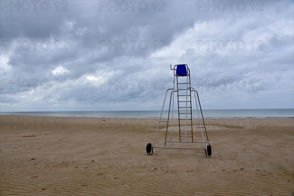 Beach on the French Atlantic coast with the Water Watch observation post