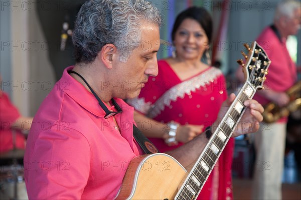 Lorenzo Petrocca on the guitar at a jazz concert in Bietigheim-Bissingen. In the background singer jazz singer Fauzia Maria Beg