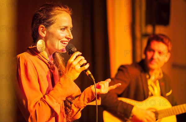 Singer Stephanie Neigel at a concert in the culture room of the Rommelmuehle