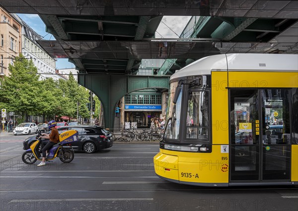 Road traffic at the U station Eberswalder Strasse