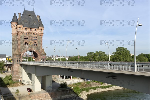 Tower and bridge gate on the west side of the Nibelungen Bridge