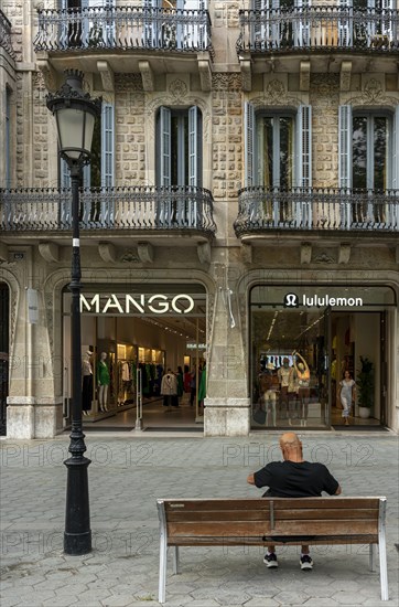 Houses and shops on the boulevard Passeig de Gracia