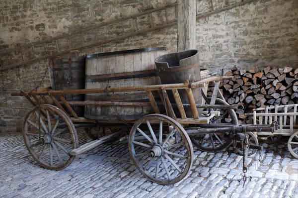 Old ladder wagon with wooden vessels for the grape grape harvest in the passage from the Schultheissenhof