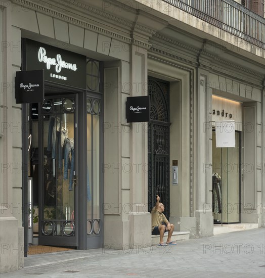 Houses and shops on the boulevard Passeig de Gracia