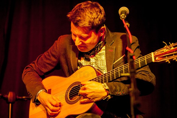 Guitarist Daniel Stelter at a concert in the culture room of the Rommelmuehle