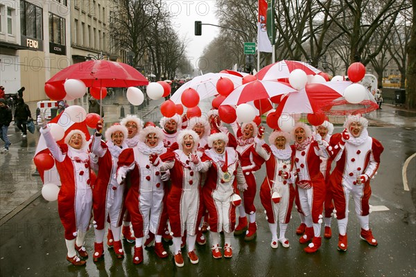 Jecken at the Koe bustle on Koenigsallee in rainy weather