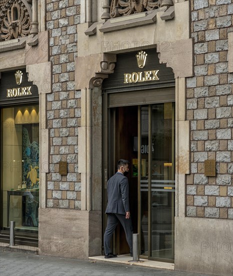 Houses and shops on the boulevard Passeig de Gracia