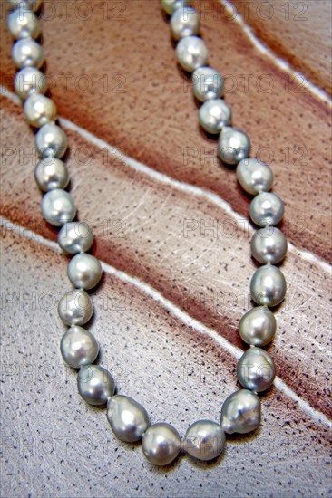 Tahitian grey pearl Strand