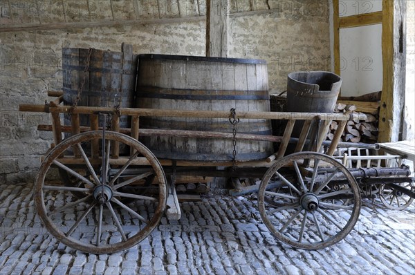 Old ladder wagon with wooden vessels for the grape grape harvest in the passage from the Schultheissenhof