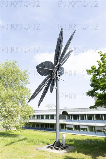 Photovoltaic system in the shape of a flower