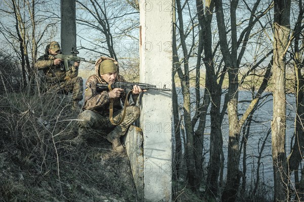 Ukrainian soldiers during a patrol along the Ingulez River. In the small town of Snihurivka