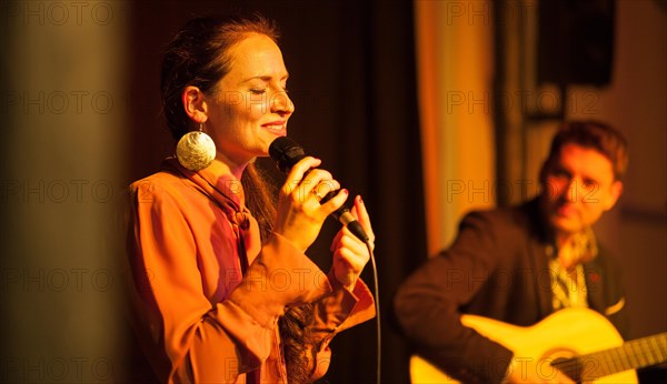 Singer Stephanie Neigel at a concert in the culture room of the Rommelmuehle