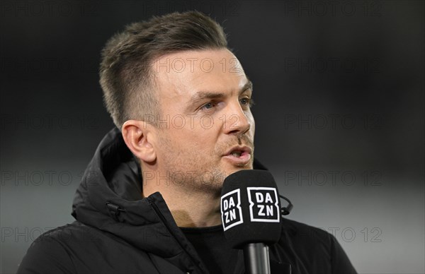 Coach Enrico Maassen FC Augsburg FCA in interview with microphone logo DAZN