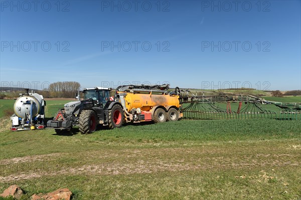 Slurry tanker brings slurry to the field