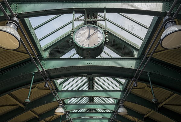 Station clock at the U station Eberswalder Strasse