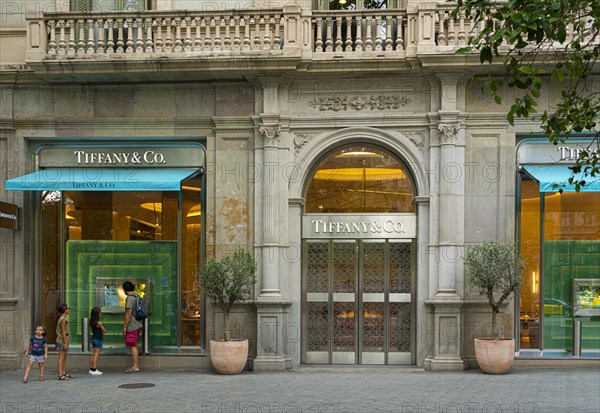 Houses and shops on the boulevard Passeig de Gracia