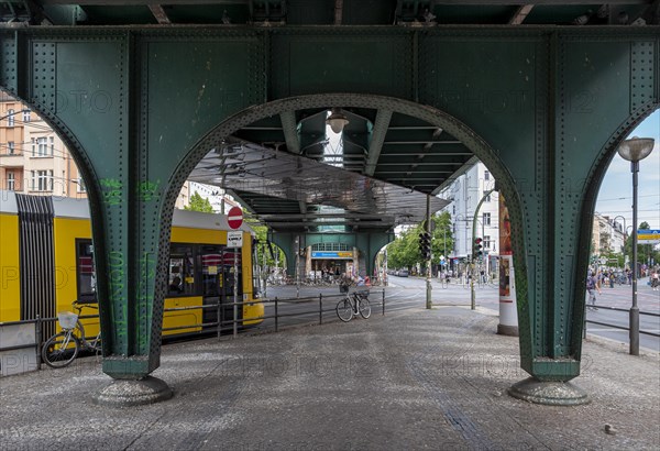 Road traffic at the U station Eberswalder Strasse