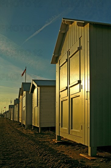 Bathing cottage on the beach in Saint-Aubin