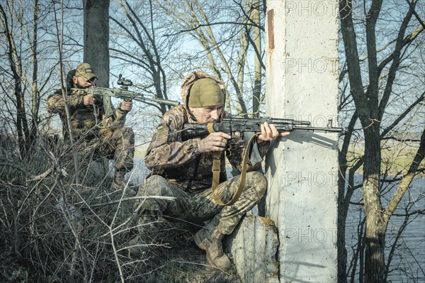Ukrainian soldiers during a patrol along the Ingulez River. In the small town of Snihurivka