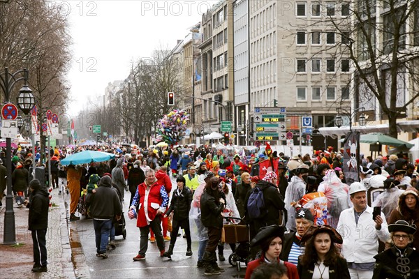 Jecken at the Koe bustle on Koenigsallee in rainy weather