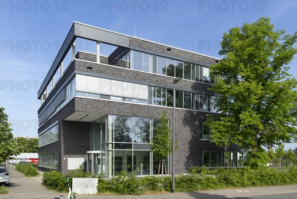 Office building Lise-Meitner-Strasse 2