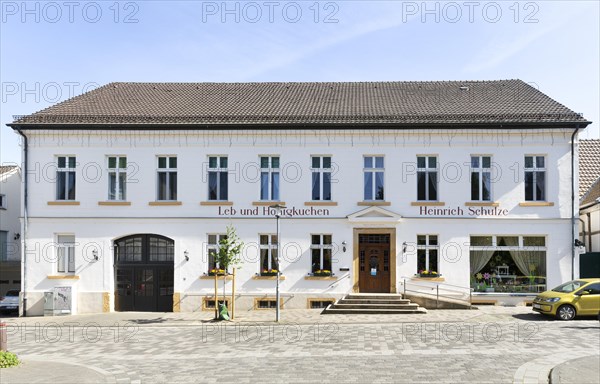 Residential and commercial building of the Heinrich Schulze gingerbread and honey cake bakery