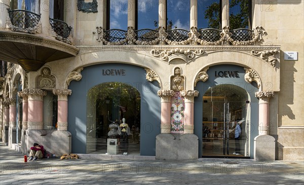 Houses and shops on the boulevard Passeig de Gracia