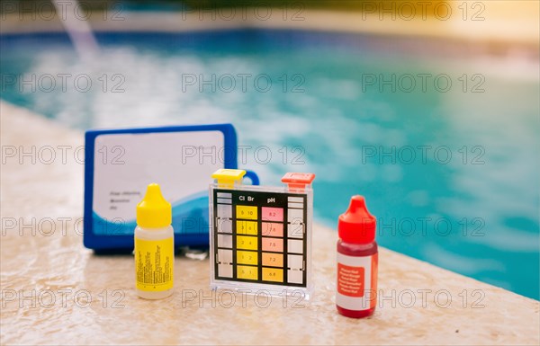 Chlorine and ph tester for swimming pools