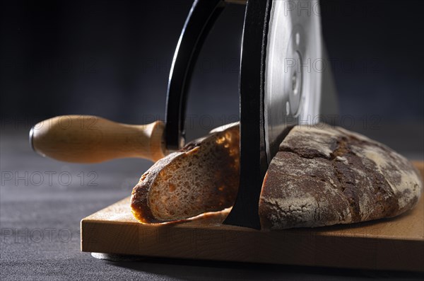 Mixed bread with hand-operated bread slicer