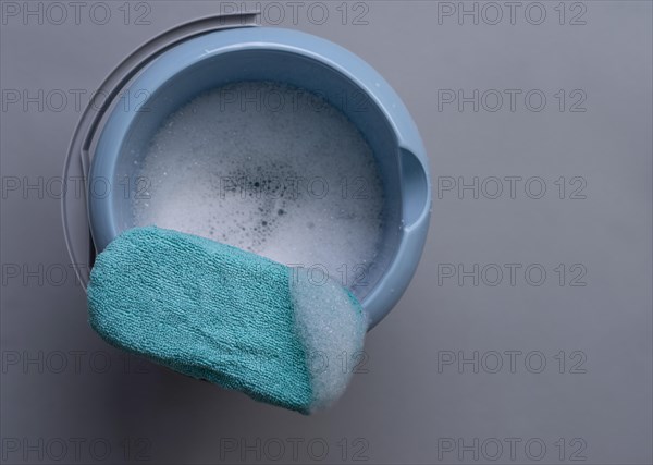 Cleaning sponge with cleaning bucket and foam